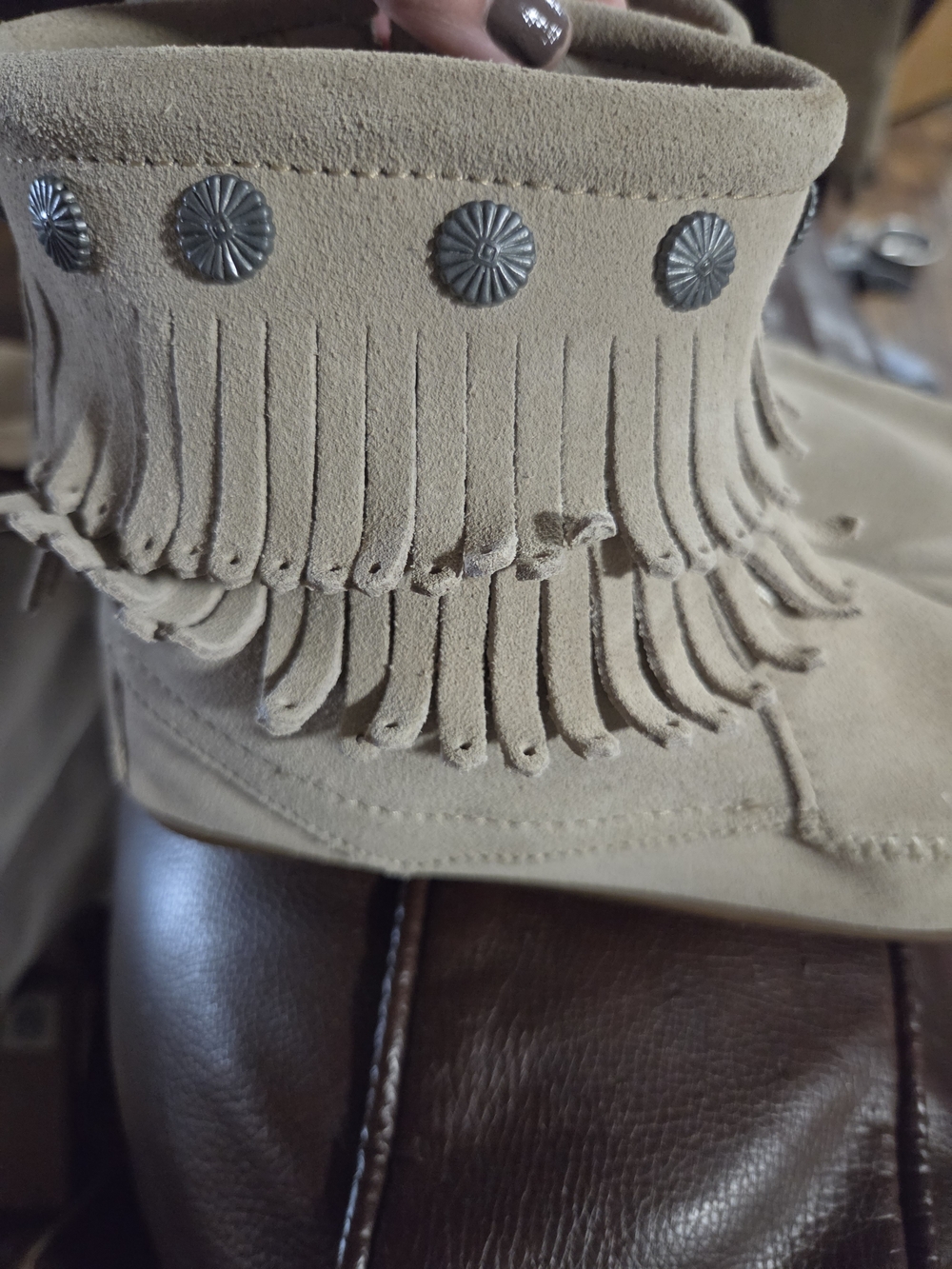 Minnetonka Suede Moccasin Boot in Taupe Size 9 With Spot - Picture 2 of 5